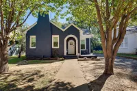 Walkable Tyler House w/ Deck: 1/2 Mi to Downtown! - Kitchenette