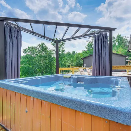 Hot Tub & Mtn Views: Pet-Friendly Englewood Cabin