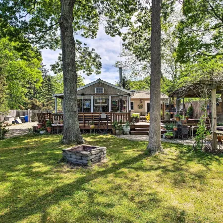 Charming Hampton Bays Home 5 Mi to Coopers Beach