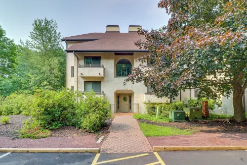 Steps to Shore: Scenic Big Boulder Lake Condo! - موقف سيارات