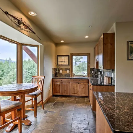 7 Mi to Copper Mtn: Condo w/ Deck & Stunning Views