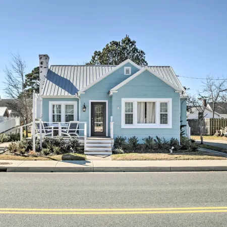 Chincoteague Island Cottage ~ 2 Mi to Beaches