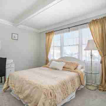 Charming 4-bedroom cottage in South Haven -- 2 miles from beach and downtown. Rooms