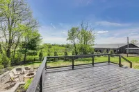 Dry Ridge Farmhouse w/ Hot Tub + Game Room! - 3-Star