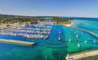 Downtown Traverse City Condo 32 Mi to Ski Slopes!