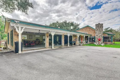 Family Home on 30 Acres in Manvel! Hotels near Pearland Golf Club