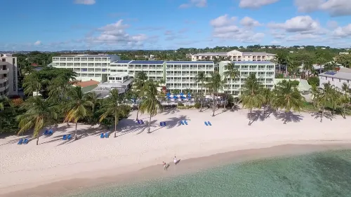 Coconut Court Beach Hotel فنادق في بريدجتاون