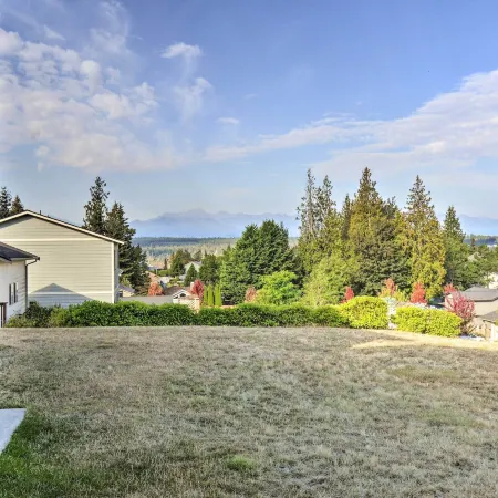 Pet-Friendly Poulsbo Abode w/ Mountain Views!