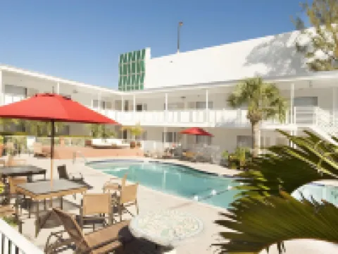 โรงแรมคอลลินส์ โรงแรมในไมอามีบีช