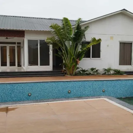GoBravo 16 3BHK Farm with Pool & Lawn Sec150 Noida