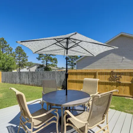Updated Hubert Vacation Rental 5 Mi to Beaches!