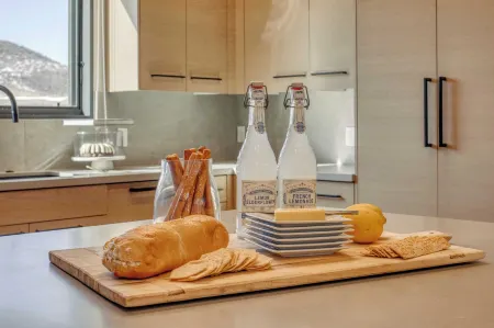 The Ridge at Canyons Village by Avantstay Stunning Ski in/Out Condo w/ Hot Tub