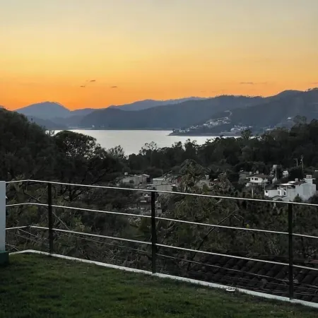 Luxo Casa en Valle de Bravo Con Jacuzzi y Espectacular Vista Al Lago