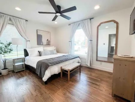 Delightful 2 BR Condo Downtown Homewood Отели рядом с достопримечательностью «Университет Самфорд»