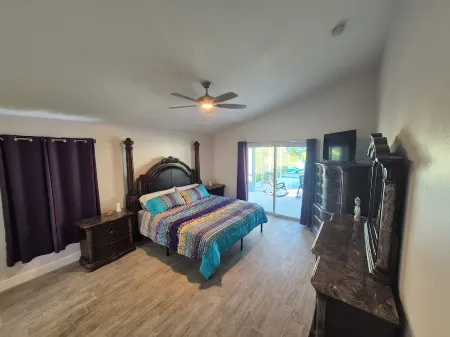 Sadie's Daytona private pool home with 5 king beds , pool table and arcade games
