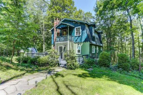 Hot Tub, Sauna, Fireplace, & Vinyl– Adventure in Catskills Towns!