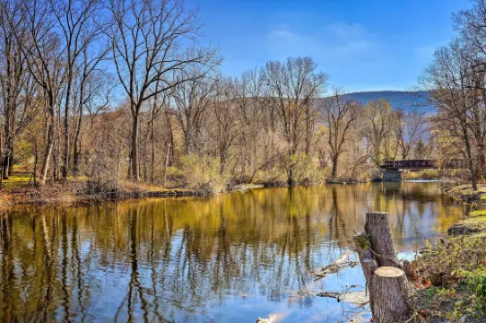 Charming Beacon Apt w/ Fire Pit: Near Hiking!