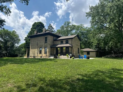 Historic 1867 Fox Mansion: Chef’s Kitchen, A/C, across from the swimming Quarry