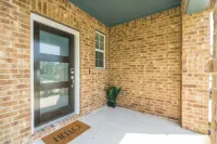 NEW 5 bdr + lake view + playground + BBQ, fits 10!