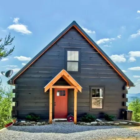 Beautiful mountain top cabin with the best 180º view in Tellico Plains!
