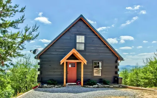 Beautiful mountain top cabin with the best 180º view in Tellico Plains!