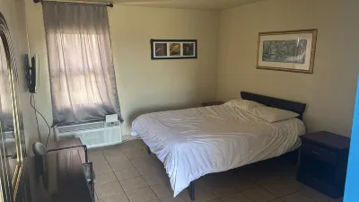 Cole Manor Motel By Oyo Love Field Market Center