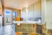 Days Inn by Wyndham Golden - Hot Tub
