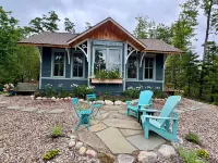 Charming & renovated airy Train Depot turned cottage steps from Lake Michigan Spa Amira附近的飯店