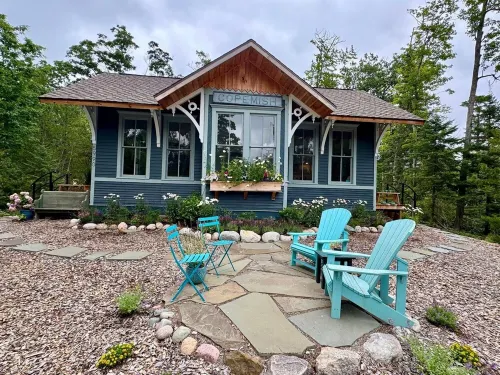 Charming & renovated airy Train Depot turned cottage steps from Lake Michigan