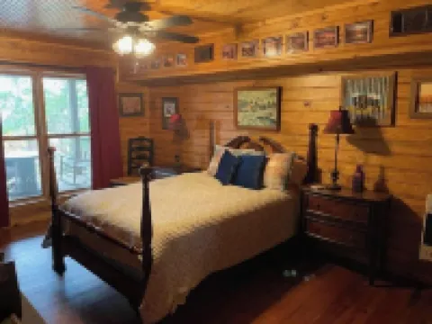 Cabin in the woods overlooking Grenada lake. Hotels in Grenada County