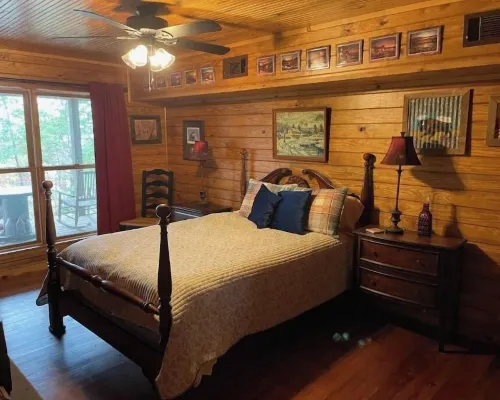 Cabin in the woods overlooking Grenada lake. Hotéis em Grenada County