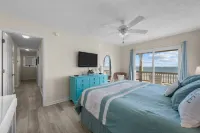 Sand Sational! Oceanfront 4-BR house in Surf City/Topsail Island, Pet Friendly - Boutique