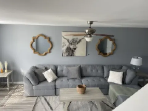 Spacious 4 Bedroom Townhouse Hotels in Middletown