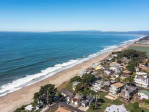 Stunning Coastal Cottage w/ Views of Monterey Bay! Hotels in Watsonville