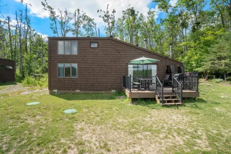 Cozy and Recently Updated Lakefront Home in Serene Gaylord