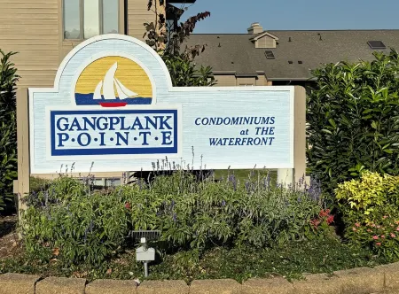 Corner SML Waterfront Penthouse Condo-King Beds