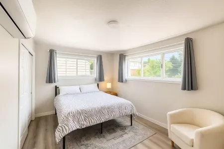 Cozy 2BR w/WiFi and AC Near UW, Northgate, Golf & All Amenities in Shoreline