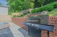 Relaxing 3BR Getaway with Pool and games