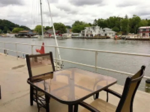 Waterfront Condo-Shop-Kayak-Beach-Bike-Boat-Restaurants-Outdoor Heated Pool-Fun