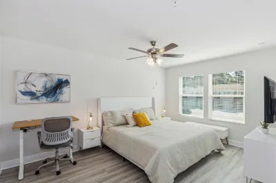 New Home near UWF & PNS Beach! Отели рядом с достопримечательностью «Ministry Village Early Learning Center»