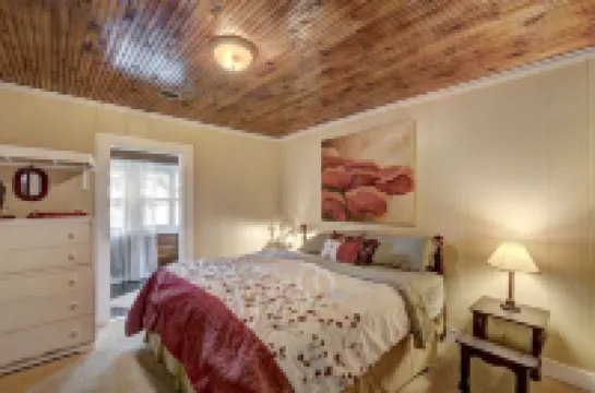 Amazing, sleeps 26, covered lakeside, bar, beach, Big St Germain Lake