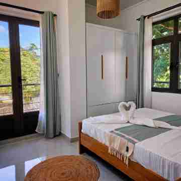 Amazing 2 Bedroom with Pool & Gym, 1 Min Walk to la Croisette Mall Rooms