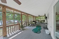 Retreat to the Lake: Vintage Appeal, Hi-Speed Fiber Optic Wi-Fi and a Pool Table Hotels in Putnam County