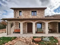 Farmhouse with panoramic views surrounded by forest in the center of Umbria