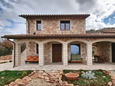 Farmhouse with panoramic views surrounded by forest in the center of Umbria