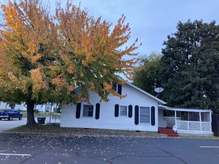 Private, cozy,classic, simple. Centrally located  to hospital, uptown.