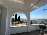 Casa con increíbles vistas al mar a pie de montaña