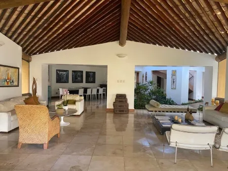 High standard house near the beach. A large chalet in an APA. Отели рядом с достопримечательностью «Parque Ecológico de Lauro de Freitas»