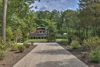 Architectural cabin, salt water pool, fire pit, 3 blocks from bay, private Hotels in Northwest Harbor