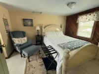 Cozy Cottage on the North East River in Town!